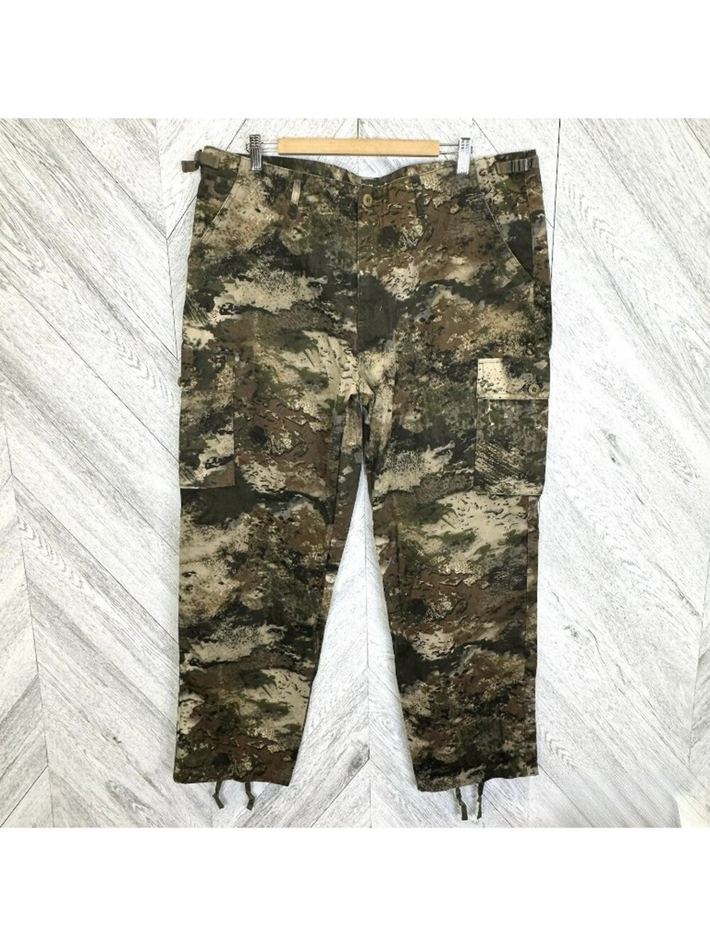 Cabela's Camo Cargo Pants Mens Size 40 Classic Fit 31" Inseam Outdoor Hunting